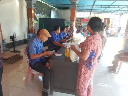 Penyaluran CPP Bantuan Pangan periode bulan Februari-Maret Kepada 562 (KPM) di Desa Pengulon